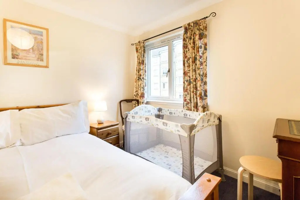 Central & stylish 3 bedroom, 2 bath, free parking