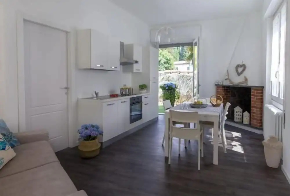 Maji Como Lake - Lake Como Historic Villa Apartments with Pool & Parking, 100m from Ferry & train