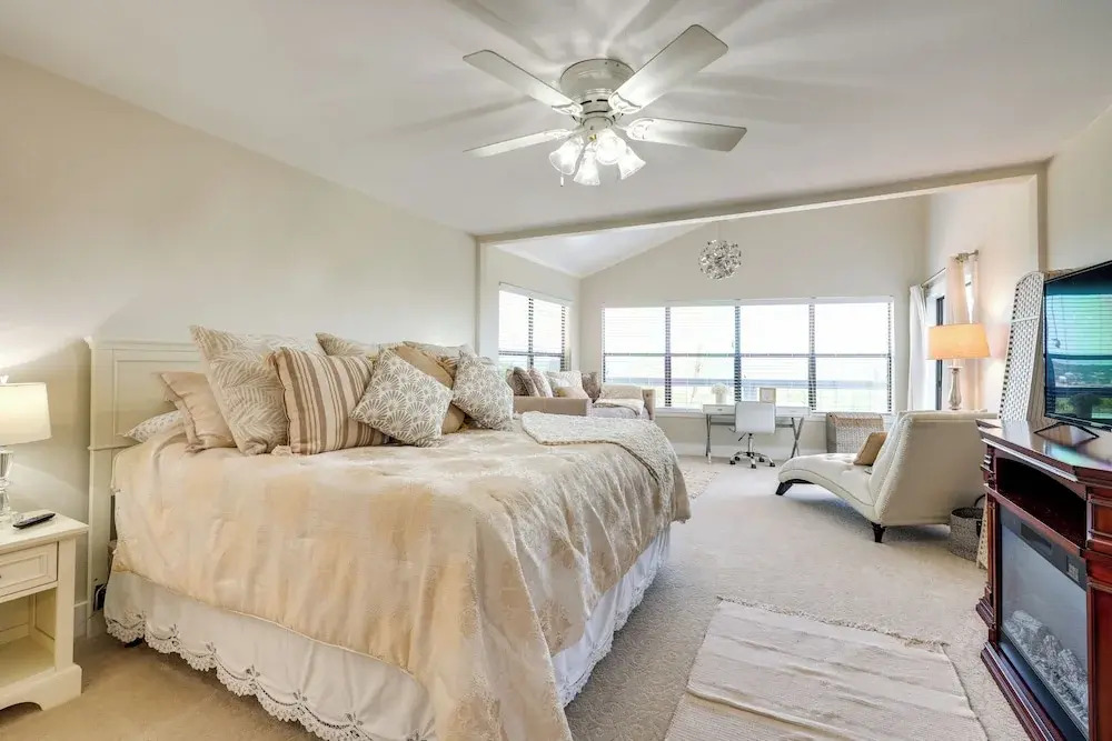 Canyon Lake Rental w/ Balcony & Lake Views