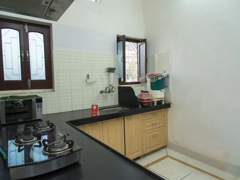 OYO 13273 Home Luxury Stay Airport Road