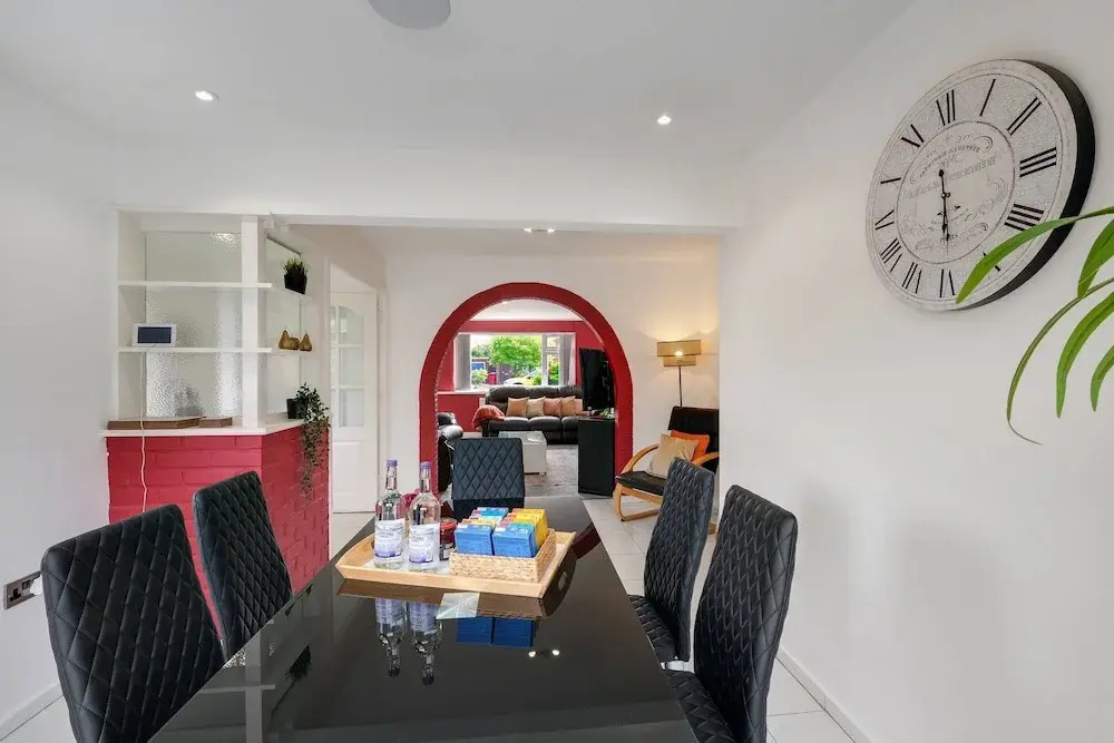 Elegant 5 Bed Home with Garden- Slough