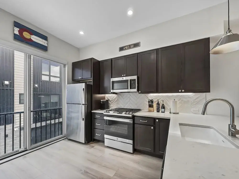 58b 2br 3ba 2 Bedroom Townhouse by RedAwning
