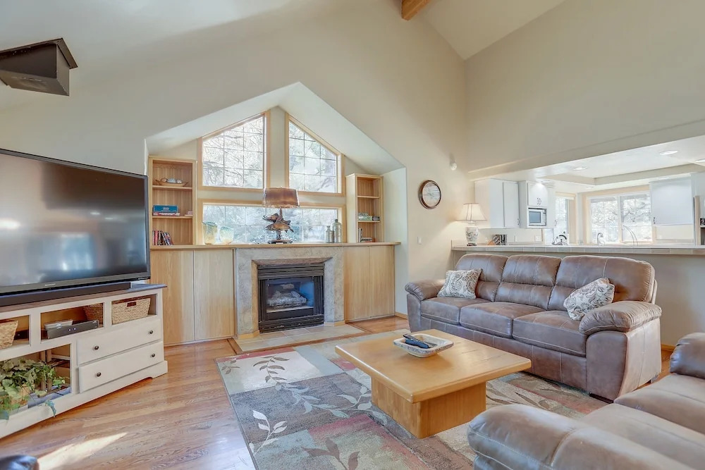 Pet-Friendly 13 Ollalie Home features Double Car Garage by RedAwning