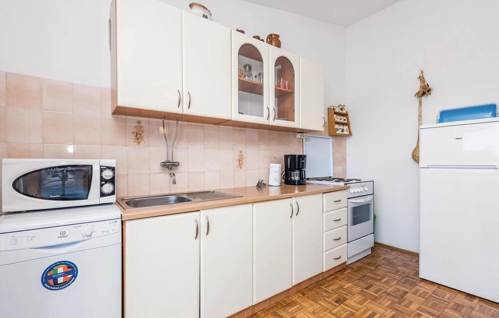 Amazing Home in Mundanije With Wifi and 2 Bedrooms