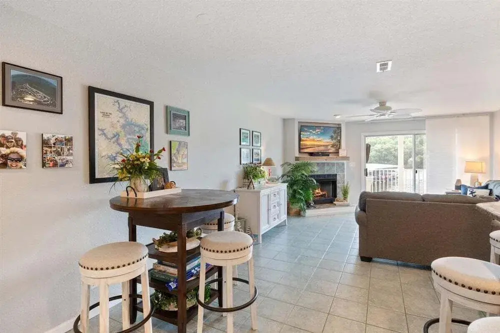 Lakeview Condo, Pools, Patio With Grill, Near PB2 Launch
