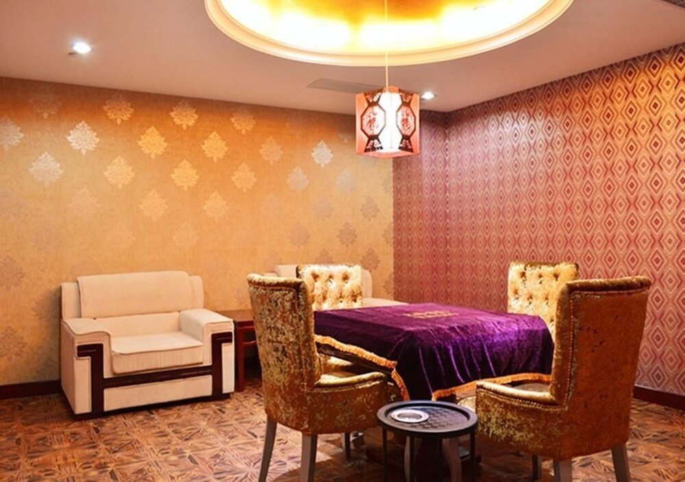 Shanghai Hongqiao Airport & Muyi H Hotel (national Convention And Exhibition Center)