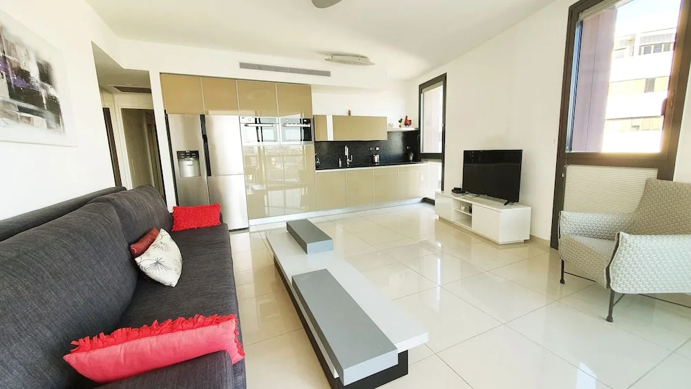 Design Apt Parking Included 2BDR TL16