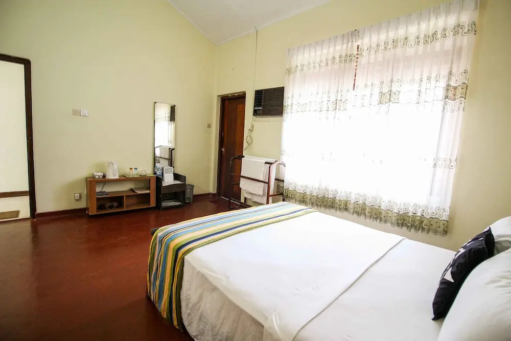 Yoho Airport Way Bungalow