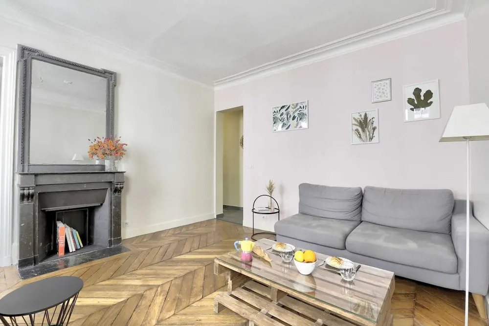 Classy and Cosy 1-bedroom Ensuite, 2min Walk From Cadet Metro