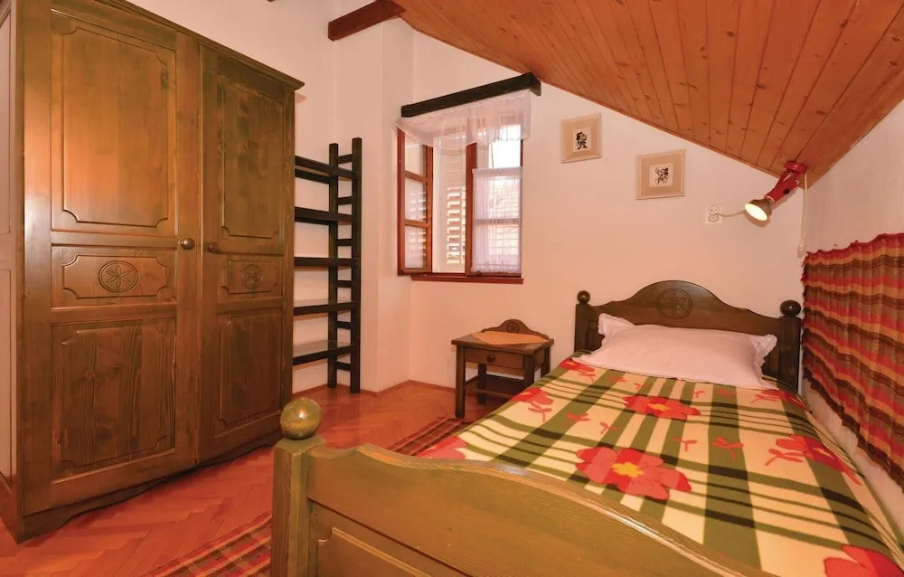 Stunning Home in Stari Grad With Wifi and 3 Bedrooms