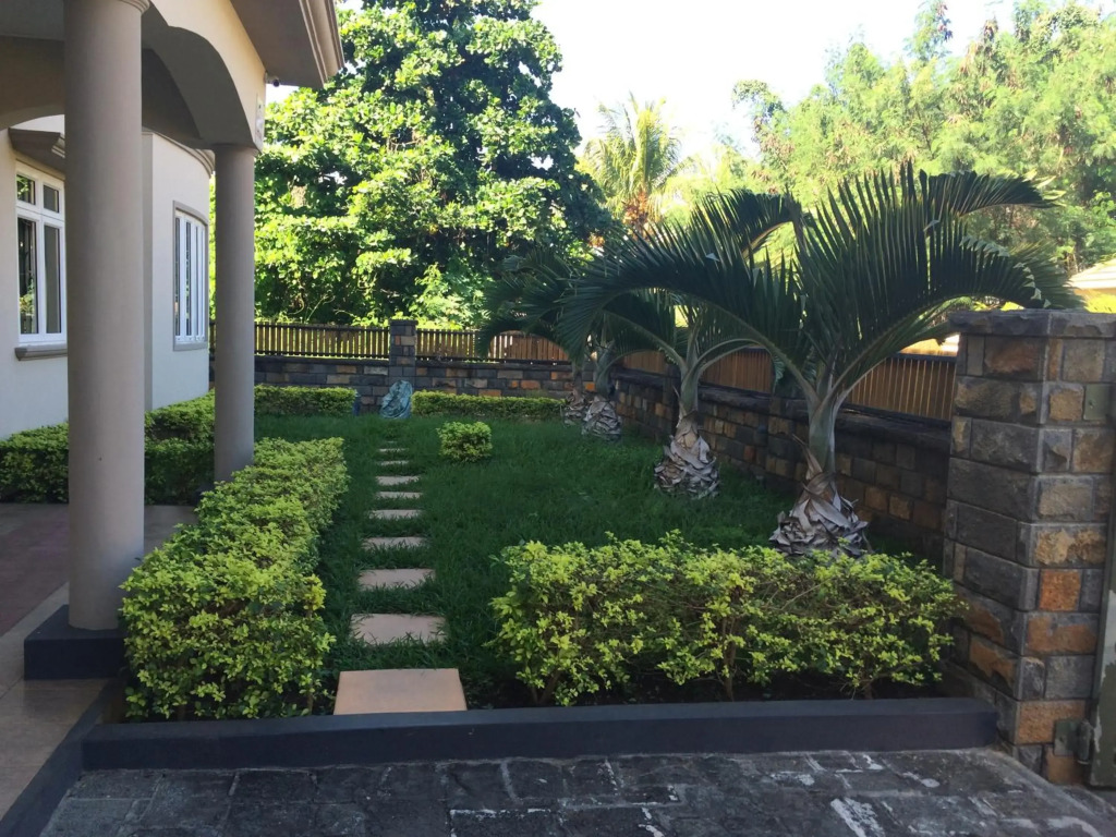 Jet Villa - Amandier 2-Bedroom Apartment with Pool near Flic en Flac Beach