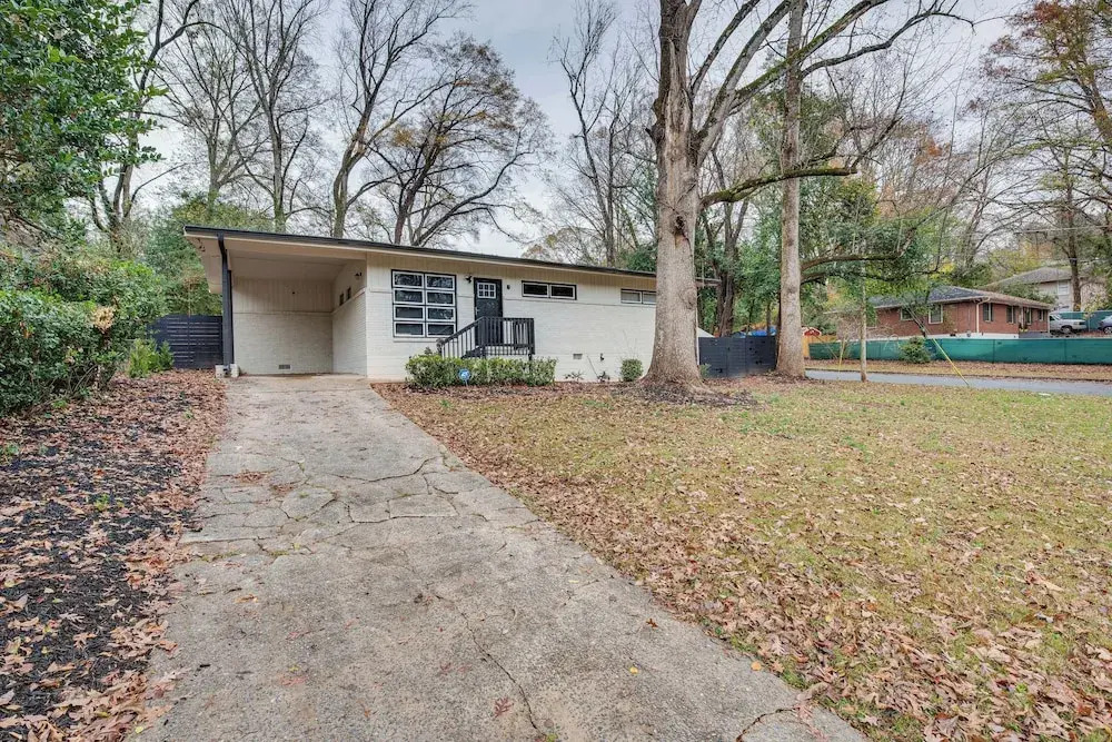 Modern Atlanta Retreat: Private Hot Tub & Yard!