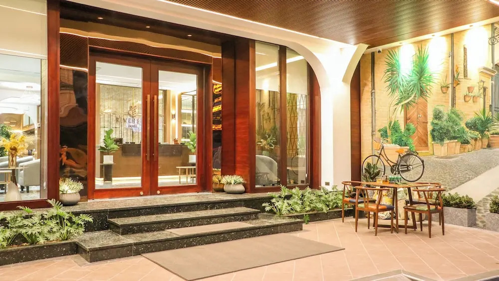 Riverside Hotel