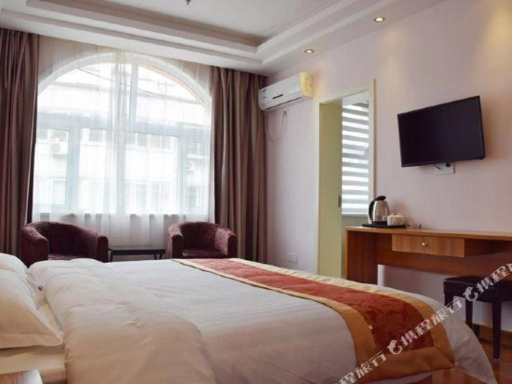 Yake Light House Hotel (Luoyang Longmen High-speed Railway Station Kaiyuan Avenue)