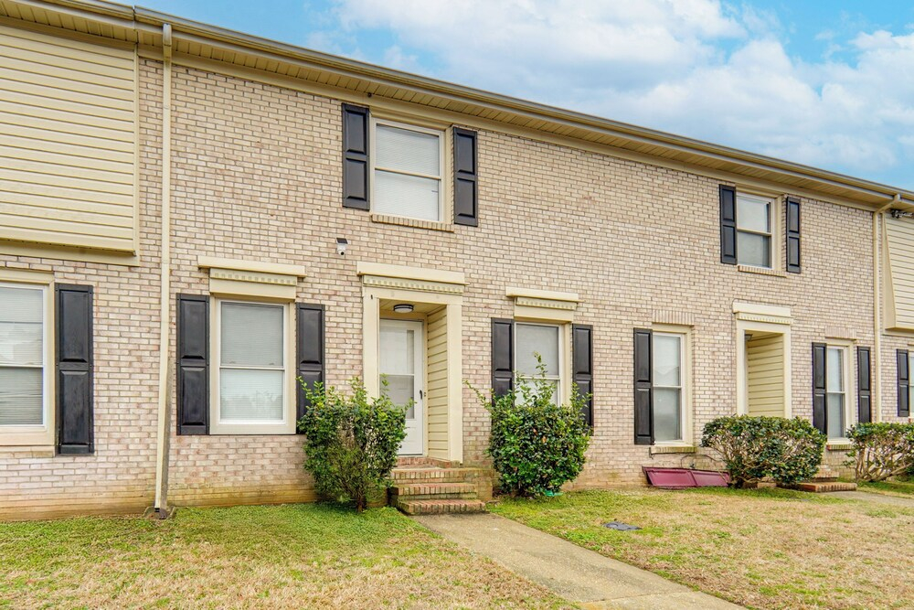 3BD Townhome w/ Patio, 3 Mi to Fort Bragg/liberty