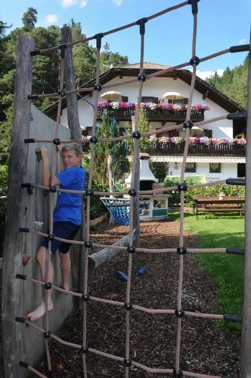 Residence Obermoarhof - Family Apartments with Pool & Playground