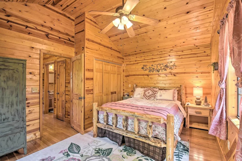 Cozy Hiawassee Cabin w/ Fire Pit & Mtn Views!