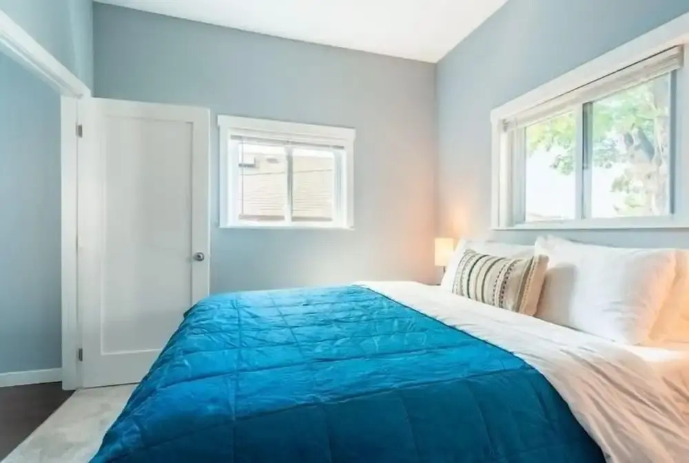 "the Fremont Overlook" W/ Nifty Backyard & Firepit 2 Bedroom Home by RedAwning