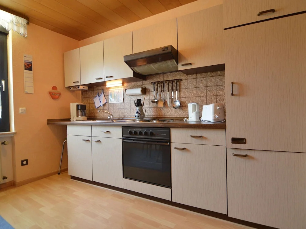 Comfortable apartment with balcony, you can't sit closer to the Moeselriver