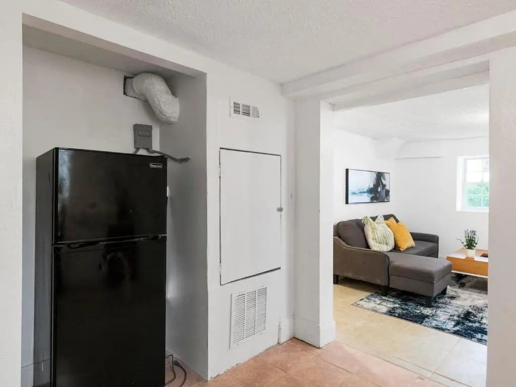 Near Mercedes Benz Stadium Sleeps 10 Coffee, BBQ, AC, Parking