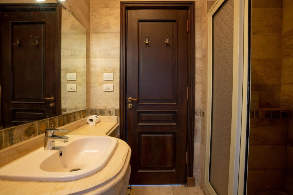 Luxurious 1 BR Apartment near Point 90 Mall✯
