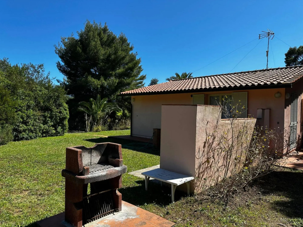 Villa Norsi immersed in an oasis of peace and tranquillity with direct access to the beach.-Villetta Norsi