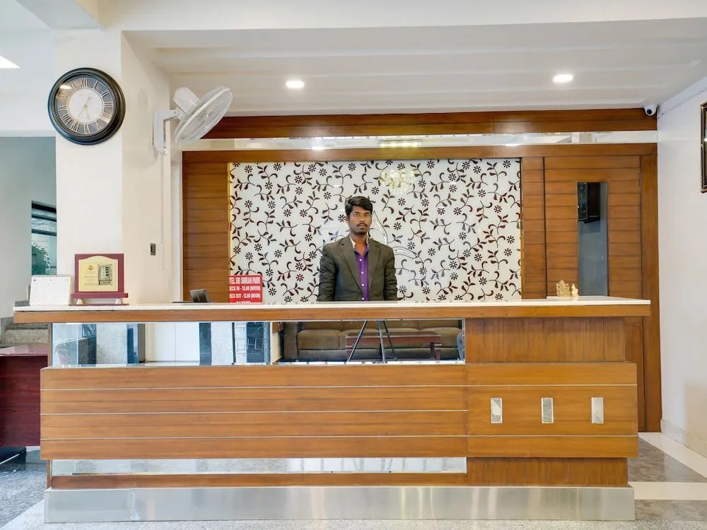 Capital O 49135 Sri Simran Park Hotel