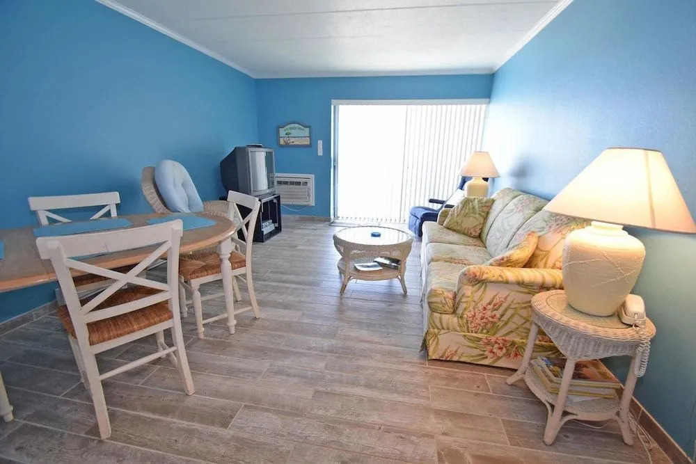 Oceanwalk East 411 1 Br Condo By Redawning