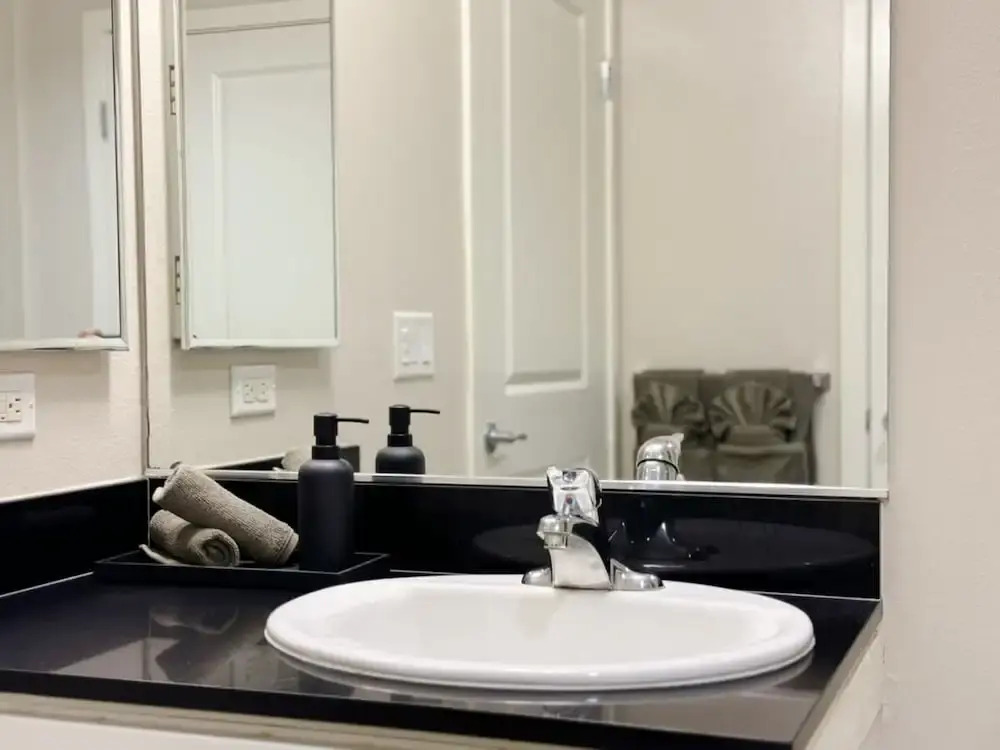 Stylish Retreat W Pool GYM Parking 10min to Cedars