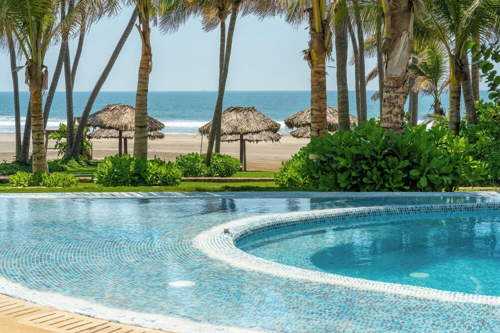Luxury Condo with Private Beach 4BR