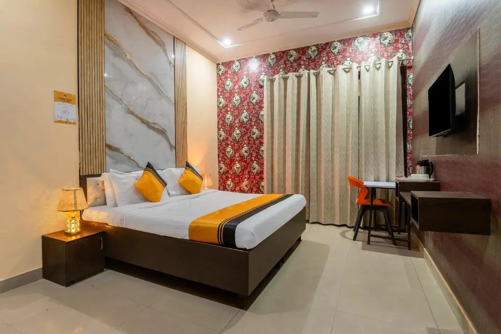 Itsy Hotels Saina Stay Near 32 Milestone