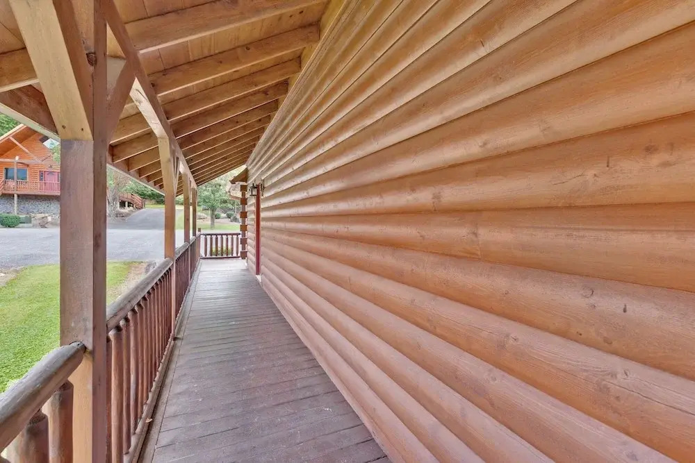 3 BDR Log Cabin in Cozy Resort w/ Private Hot Tub