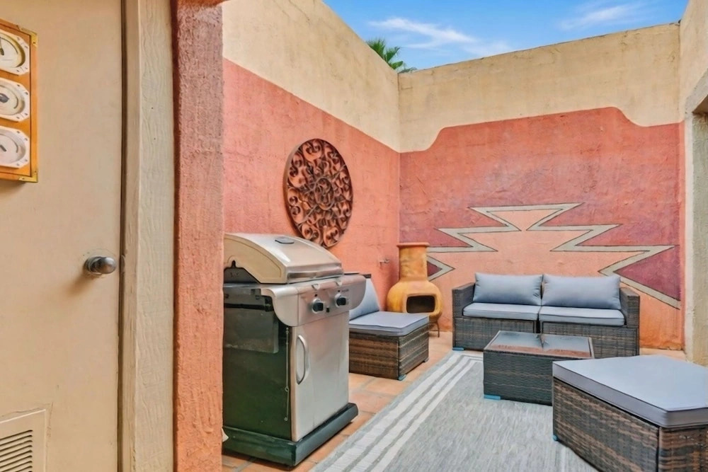 Peaceful Cave Creek Retreat: Walk to Town & Trails