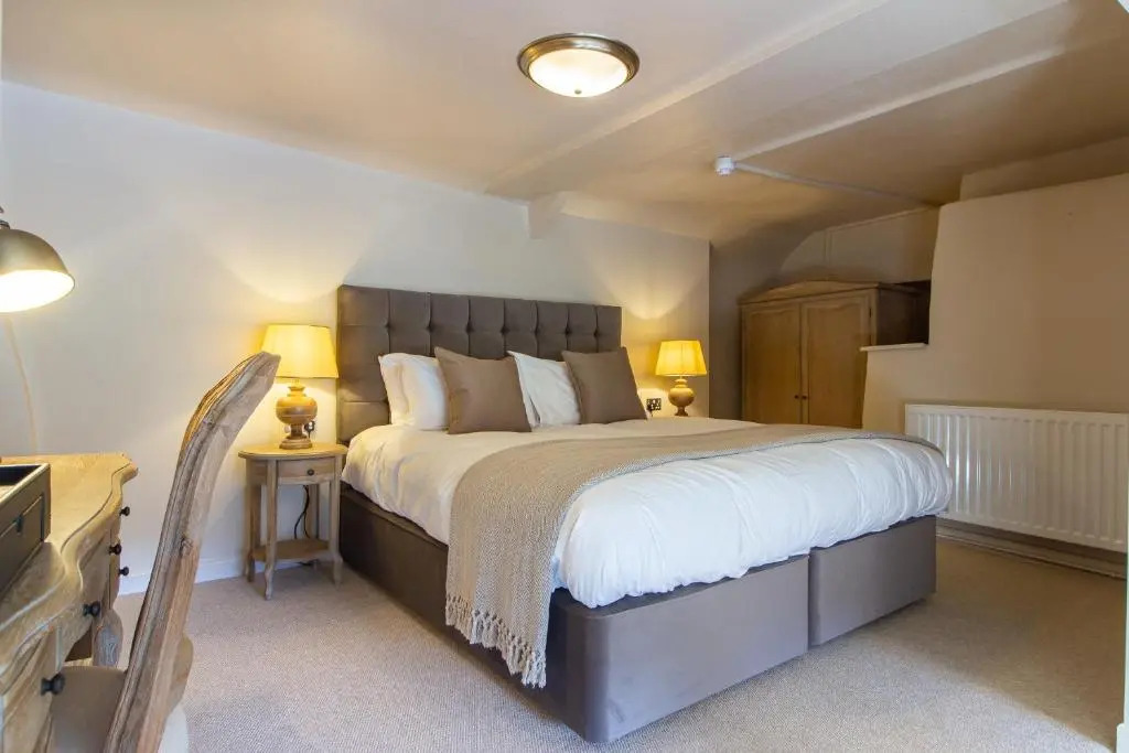 Parva Farmhouse Riverside Guesthouse