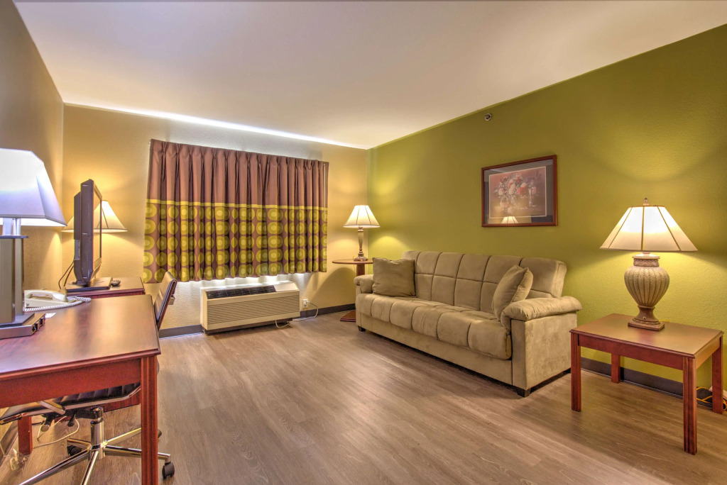 Super 8 by Wyndham Waterloo