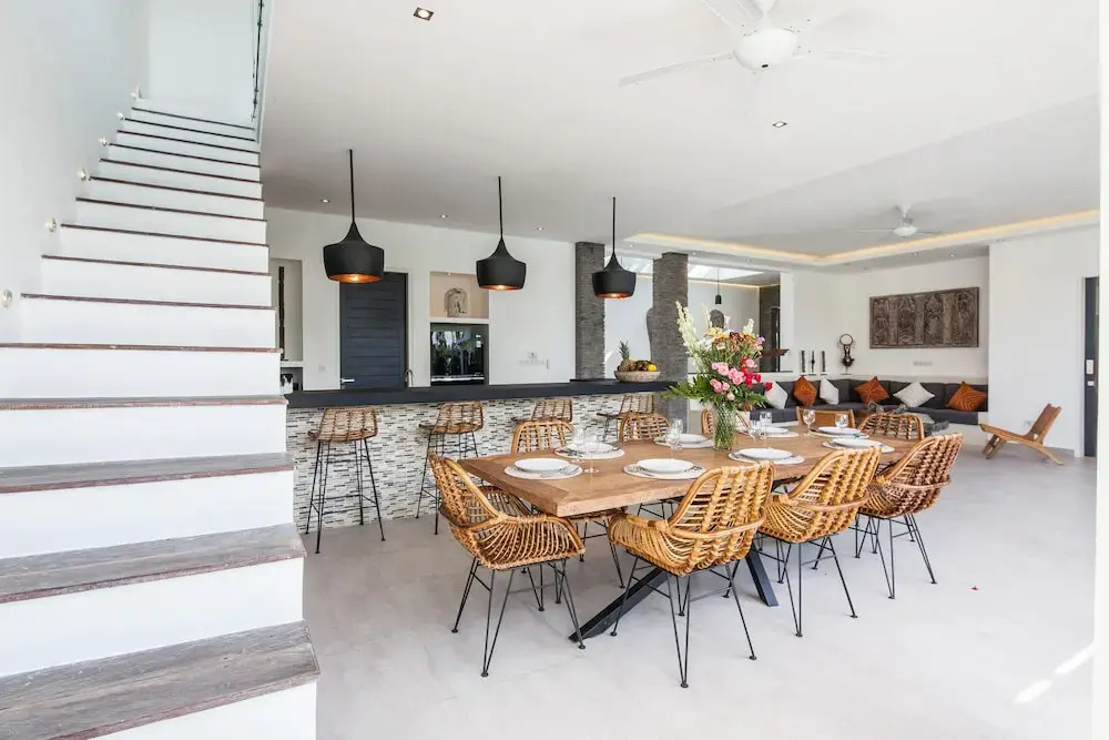Captivating Villa Walk to the Beach