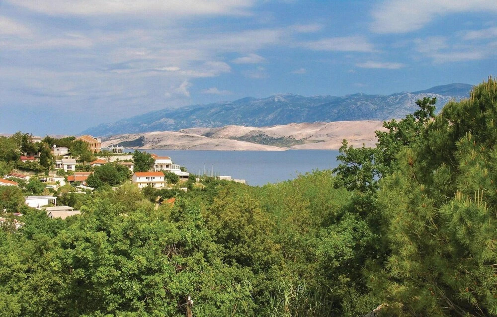Beautiful Home in Bosana With Wifi and 2 Bedrooms