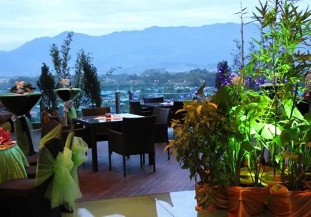 Courtyard Hotel 1Borneo