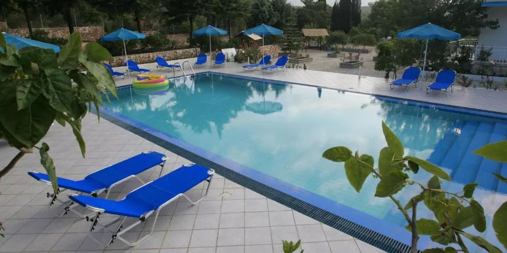 Blue White Apartments - Kefallonia Poolside Retreats