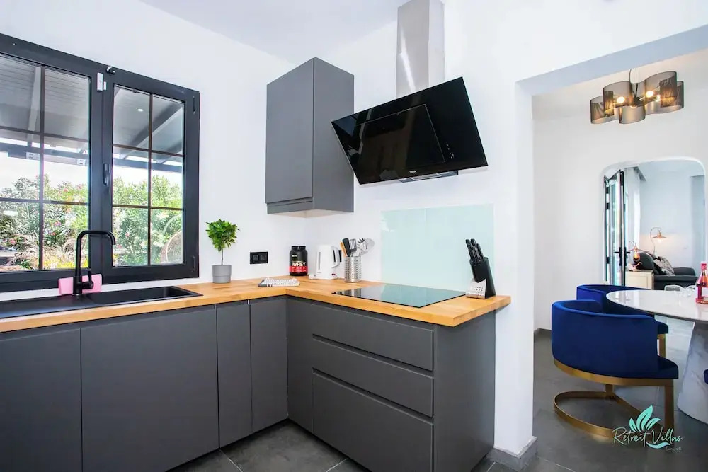 Gorgeous Newly Renovated 4-bedroom Villa!