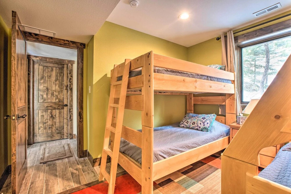 Luxe Updated Home w/ Grill + Hot Tub: 4 Mi to Rmnp