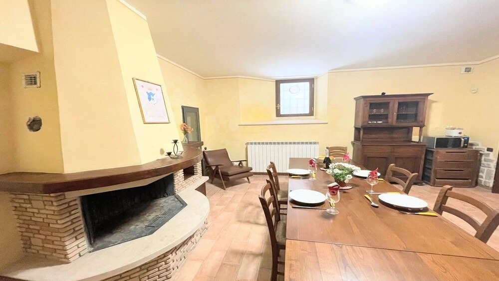Traditional Town House Central Spoleto - car is Unnecessary - Wifi - Sleeps 10