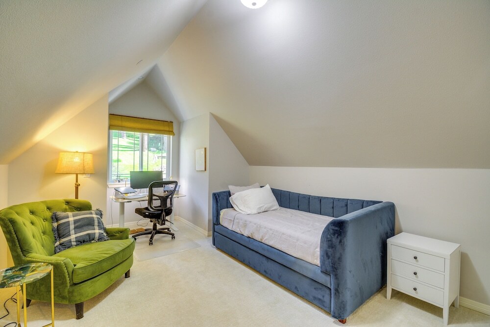 Premier Gig Harbor Home! Views, Spa & Billiards
