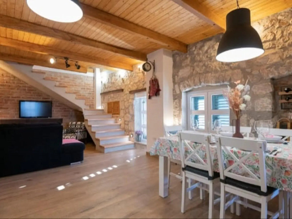 Adorable holiday home with swimming pool