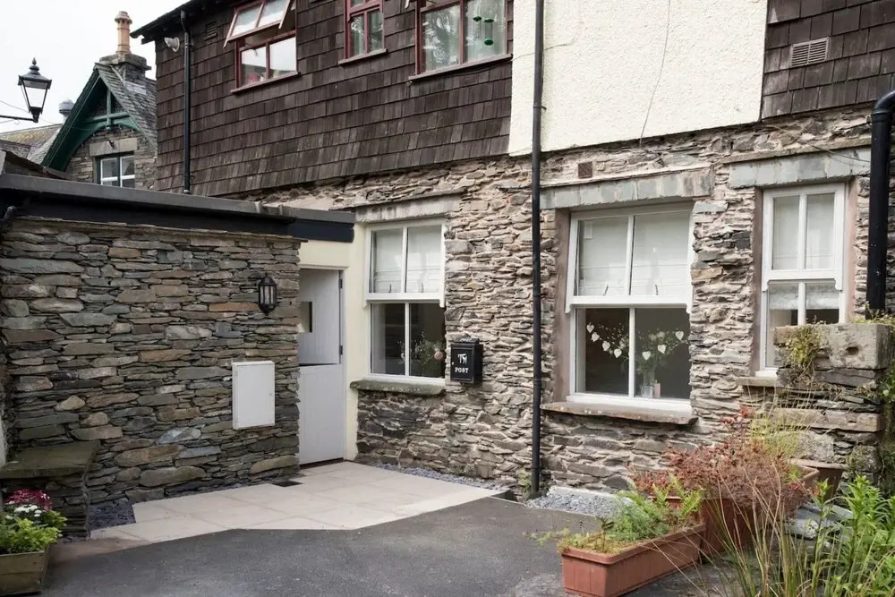 Cozy 1BR Apartment Central Ambleside With Parking