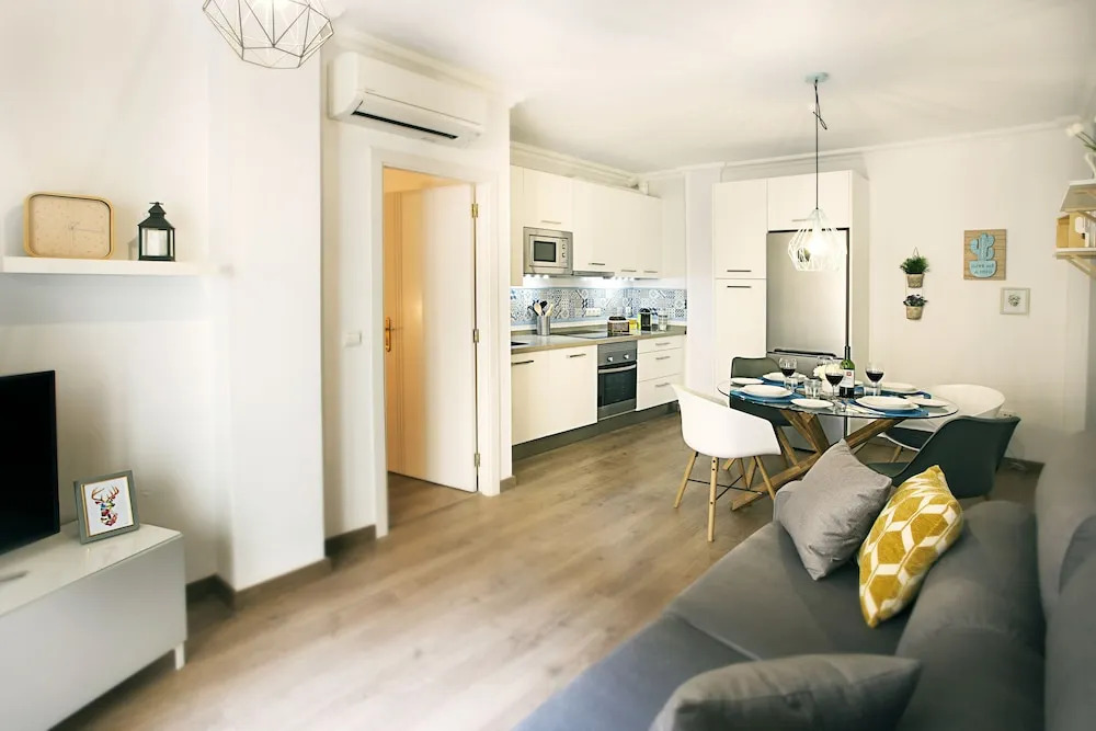 Bright & Quiet Apartment Malaga Center