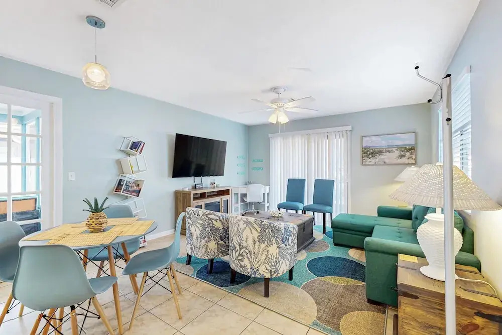 Centrally Located Dog-friendly Home With Beach Gear & Patio - Snowbird-friendly