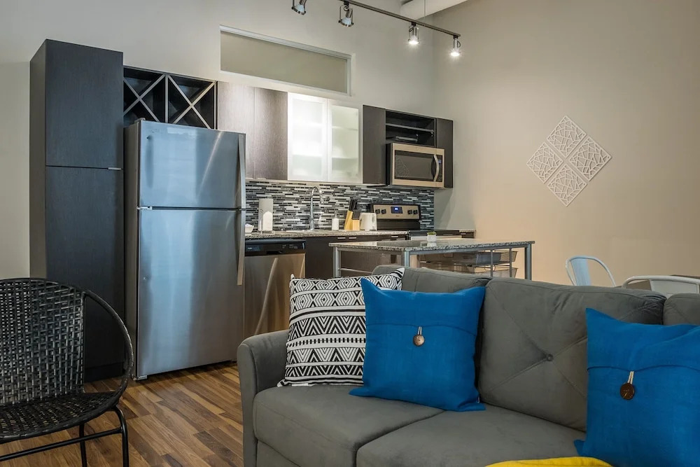 1 BR & 2 BR Apt in Central Business District by Frontdesk