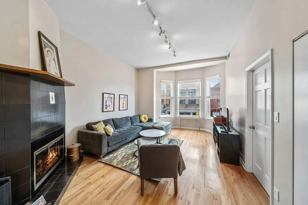 Lincoln Park 2 bedroom condo with Mid-Century Flair