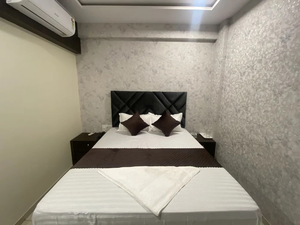 Hotel Classio Inn - Near Kokilaben Hospital, Andheri West Mumbai